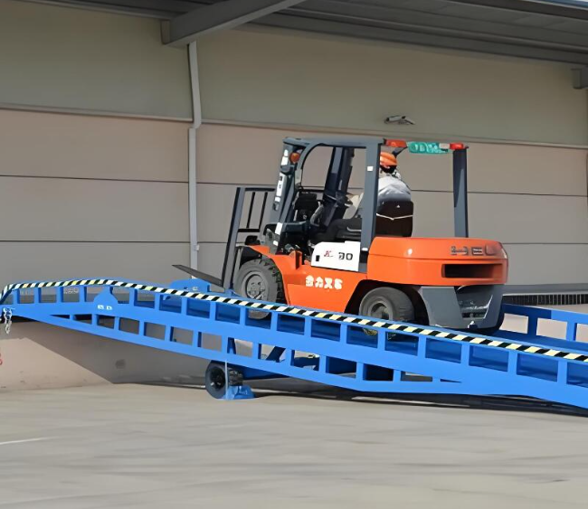 绥滨移动式卸货平台（叉车用）